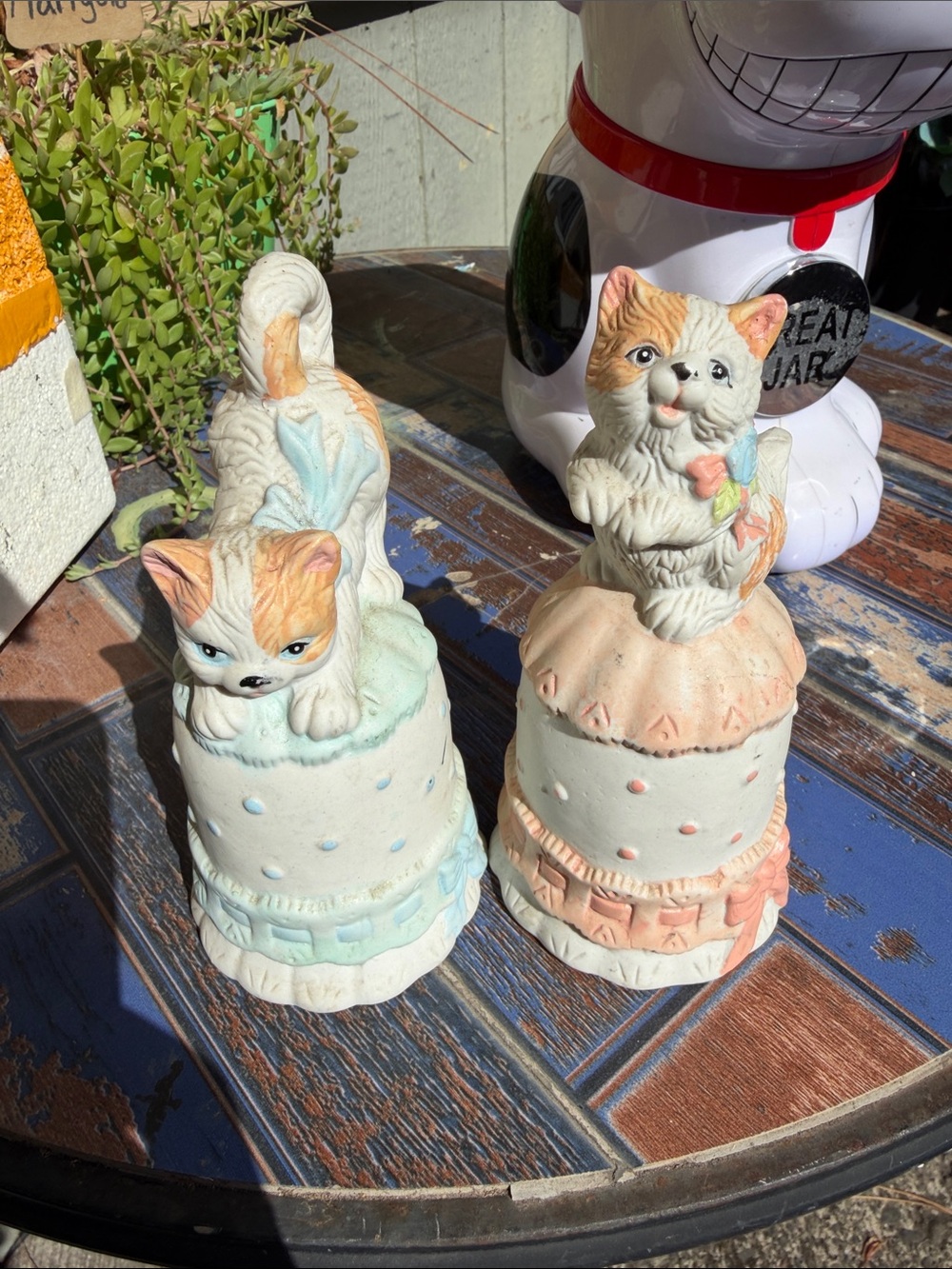 Decorative Bell Ceramic Kitten Figurine Set in Pastel Blue and Pastel Pink